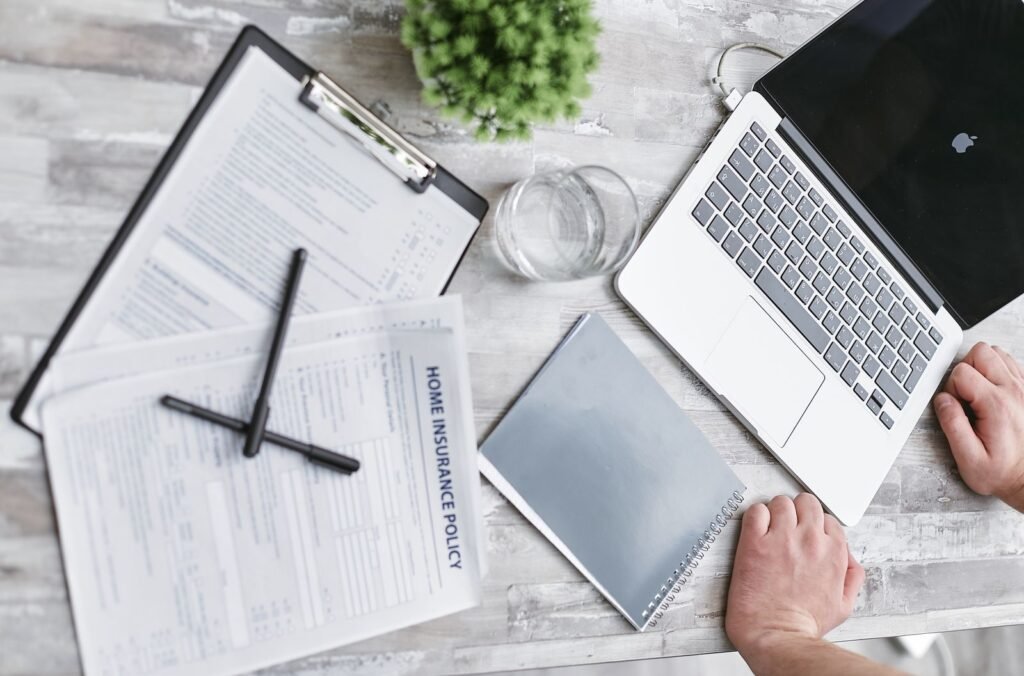 Documents d assurance habitation et ordinateur portable sur un bureau