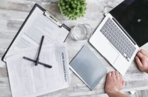 Documents d assurance habitation et ordinateur portable sur un bureau